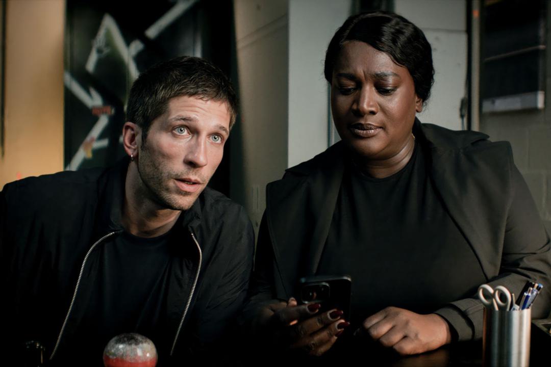 Gloria Acheampong (Thelma Buabeng, rechts) ermittelt gemeinsam mit Milan Stepanovic (Slavko Popadić) im Frankfurter Drogenmilieu