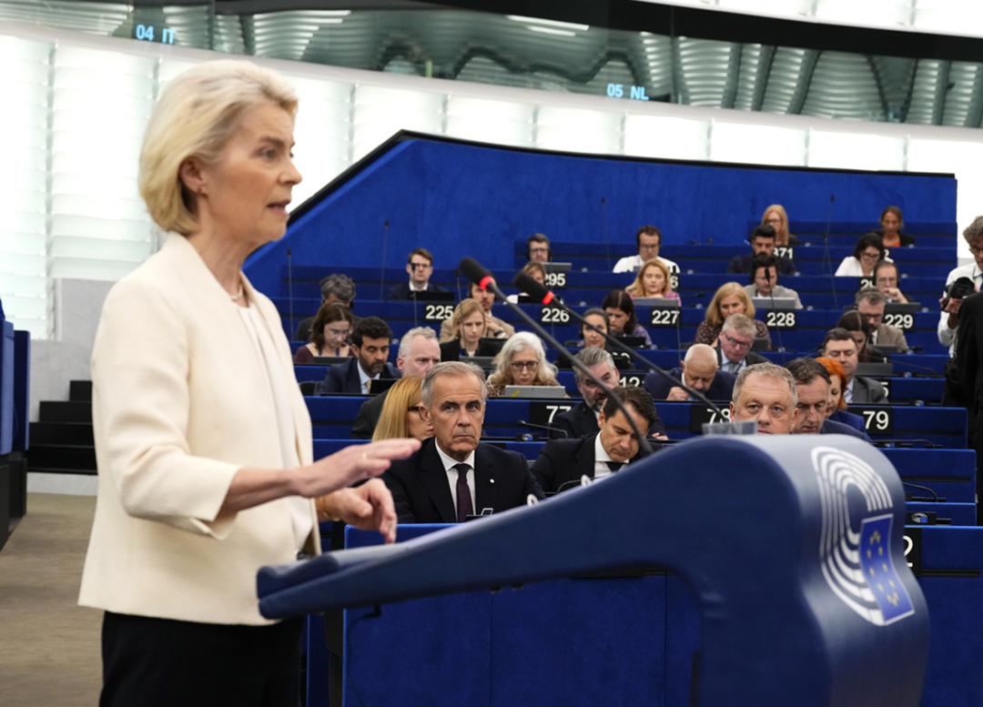 Ursula von der Leyen (l.) am Mittwoch im Europaparlament in Straßburg
