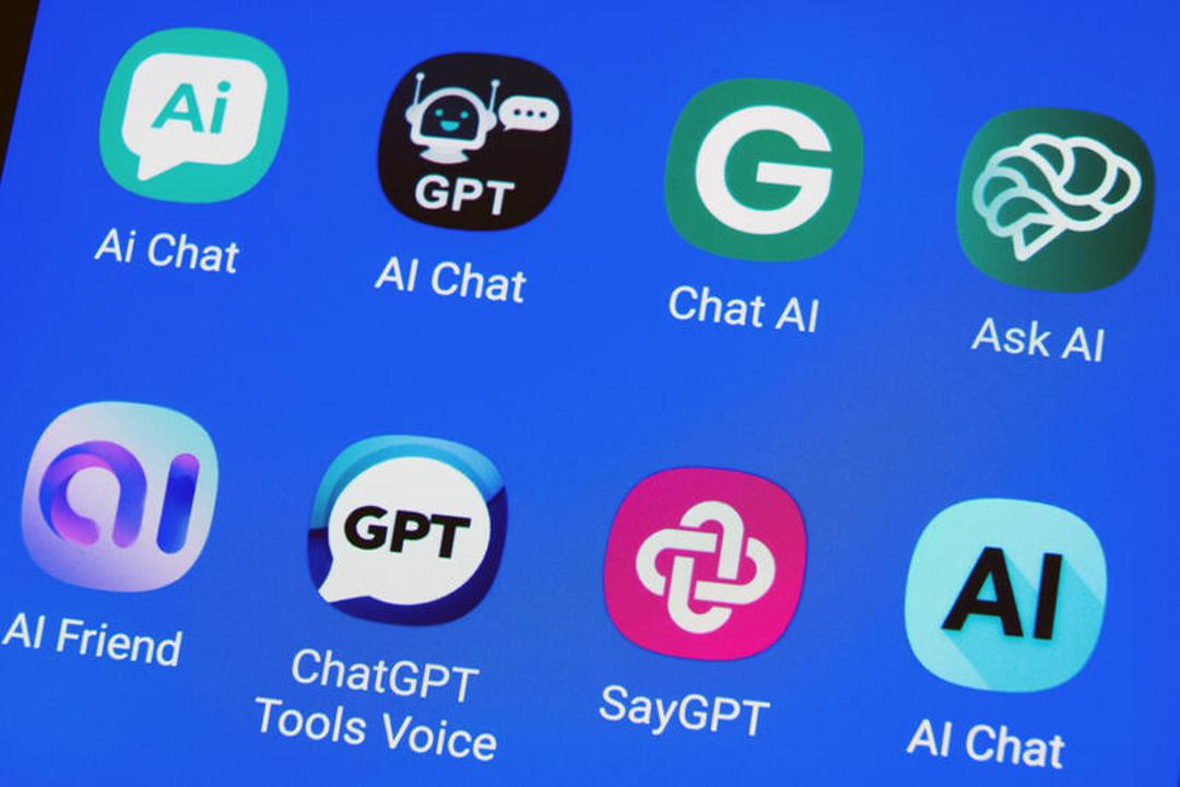 Logos verschiedener KI-Apps auf einem Smartphone