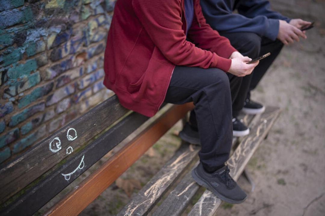Jugendliche schauen auf ihre Smartphones