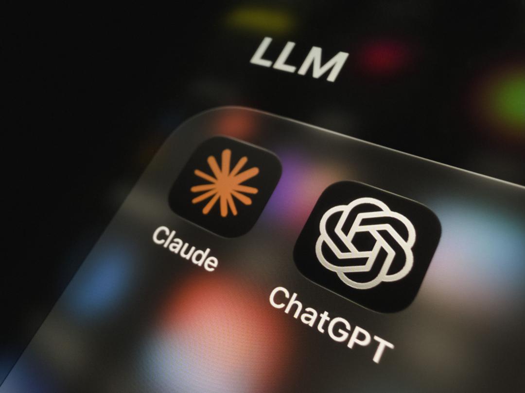 Apps der KI-Sprachmodelle Claude und ChatGPT auf einem Smartphone