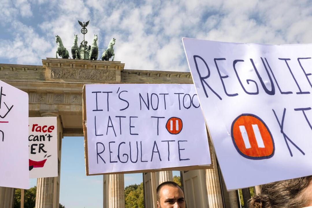 Bei einer Demonstration hat die Initiative "Pause AI" am 15. September in Berlin die Regulierung von Künstlicher Intelligenz gefordert