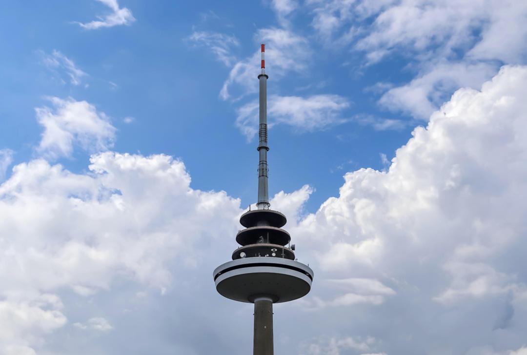 Fernsehturm in Kiel: Über diesen Mast werden mehrere UKW-Frequenzen von Privatradios ausgestrahlt