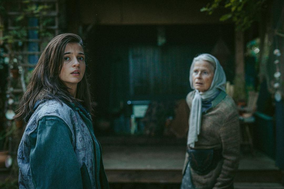 Die geheimnisvolle Amke Lund (Corinna Kirchhoff, rechts) warnt Soma (Lisa-Marie Koroll): "Du bist verloren."