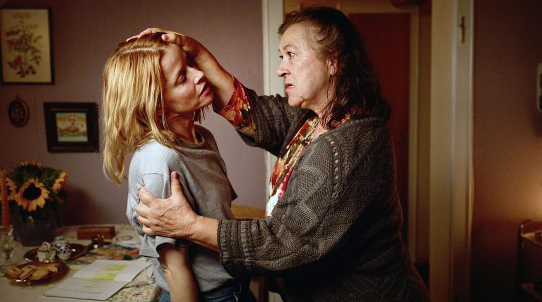 Elodie (Karoline Schuch, links) besucht ihre frühere Pflegemutter, Frau Wontroba (Eva Mattes)