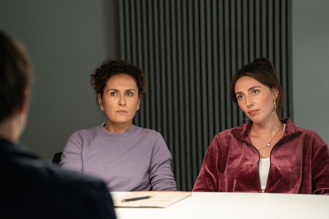 Sarah Frankfurter (Marie-Lou Sellem, links) und Milli Schneider (Leona Grundig) verhören den Mann der ermordeten Juristin