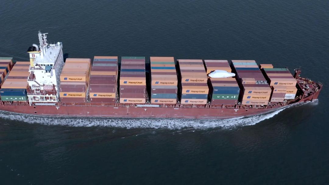 Ein Containerschiff auf der Elbe