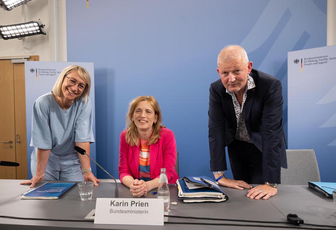 Bundesfamilienministerin Karin Prien (Mitte) bei der Übergabe der Handlungsempfehlungen der Expertenkommission Kinder- und Jugendschutz in der digitalen Welt im Juni in Berlin (links: Nadine Schön, Vorsitzende der Expertenkommission, rechts: Olaf Köller, Vorsitzender der Kommission)