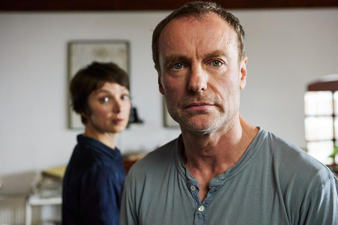 Sophie (Julia Koschitz, links) und Thies (Mark Waschke) machen sich Sorgen um ihren Sohn Aaron