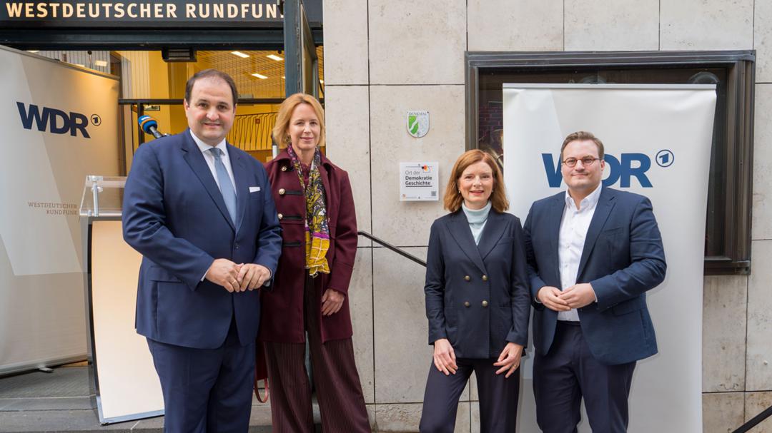 Das Funkhaus des WDR am Wallrafplatz in Köln wurde am Montag als Ort der Demokratiegeschichte ausgezeichnet. An der Feierstunde nahmen Medienminister Nathanael Liminski, Julia Becker, die Aufsichtsratsvorsitzende der Funke Mediengruppe, WDR-Intendantin Katrin Vernau und Carsten Männlein (von links nach rechts), der stellvertretende Vorsitzende der Stiftung Orte der deutschen Demokratiegeschichte teil