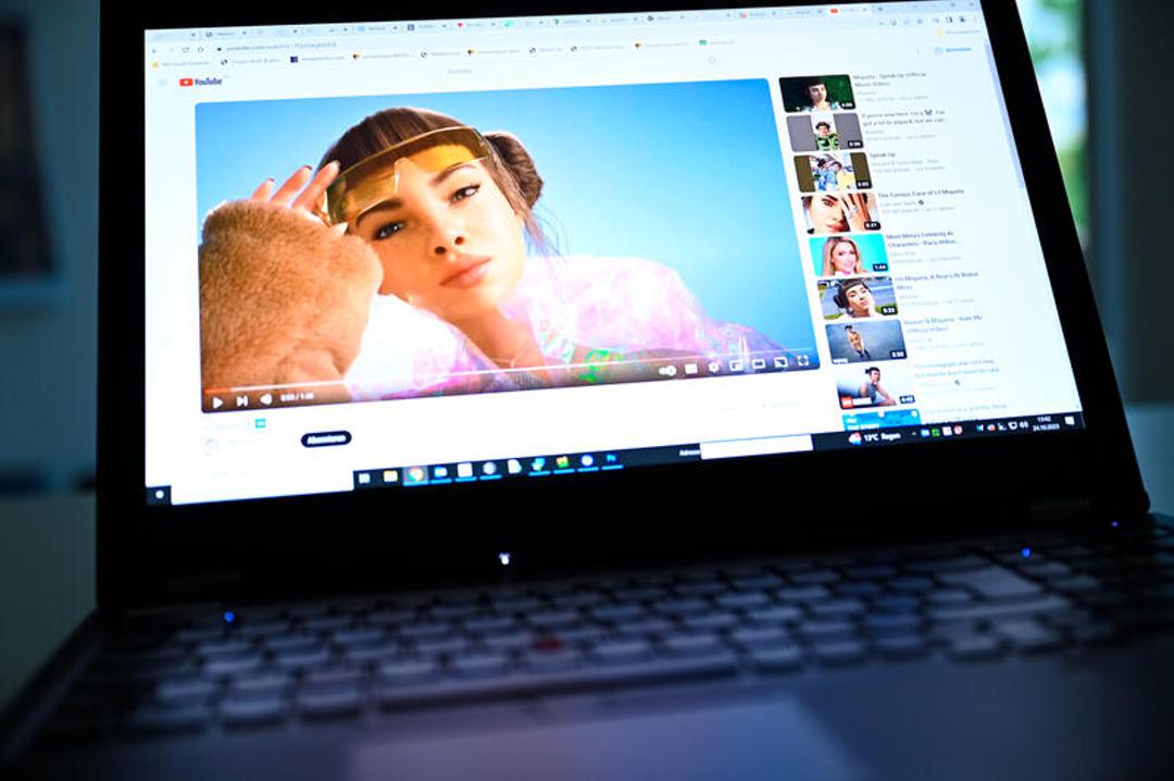 Avatar-Influencerin in einem Youtube-Video