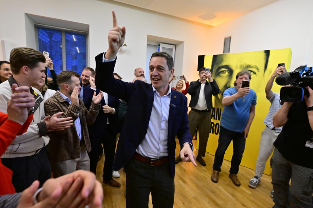 Jan Grolich nach den Senatswahlen am 10. Oktober in Tschechien mit einer typischen Handbewegung aus seinem Video