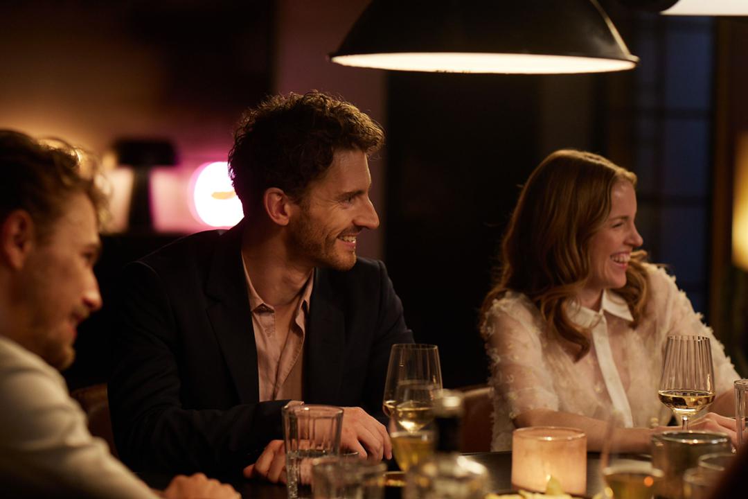 Valentin (Martin Brauckmann, zweiter von links) und Anna (Paula Kalenberg, rechts) bei einem Essen mit den Freunden