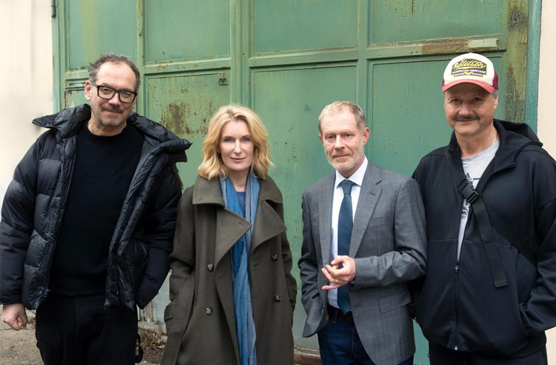 Beim "Tatort: König in Gelb" führte Alexander Adolph (links) Regie; neben ihm (von links nach rechts): Maria Furtwängler, Andreas Lust und Cornelius Schwalm