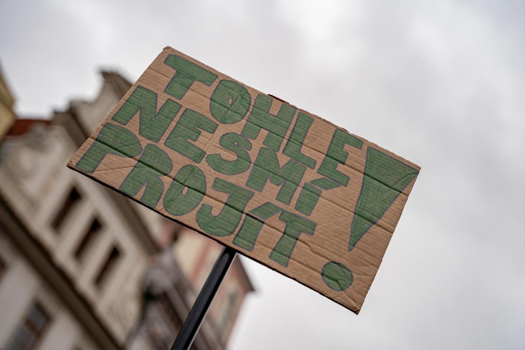 Protestschild mit der Aufschrift "Das darf nicht durchgehen!" bei einer Demonstration am vergangenen Sonntag in Prag gegen die geplante Abschaffung der Rundfunkgebühr
