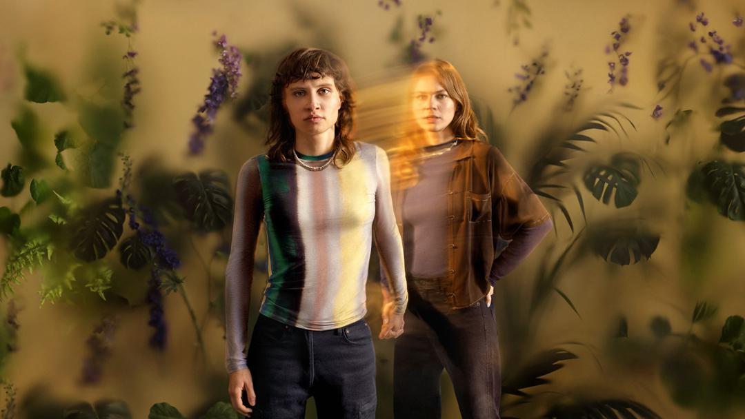 Emilia (Luna Jordan, links), will ihrer Schwester Clara (Alicia von Rittberg, rechts) ihren Körper leihen