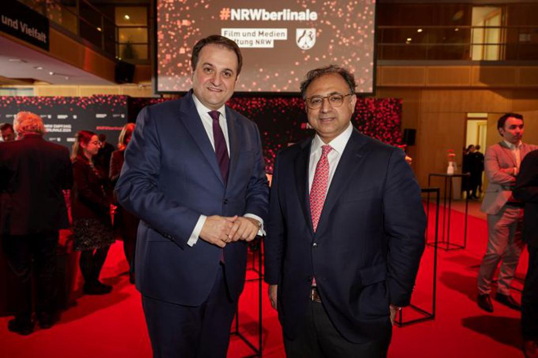 Der Geschäftsführer der Film- und Medienstiftung, Walid Nakschbandi (rechts), mit dem nordrhein-westfälischen Medienminister Nathanael Liminski (CDU) im Februar beim Berlinale-Empfang des Landes NRW